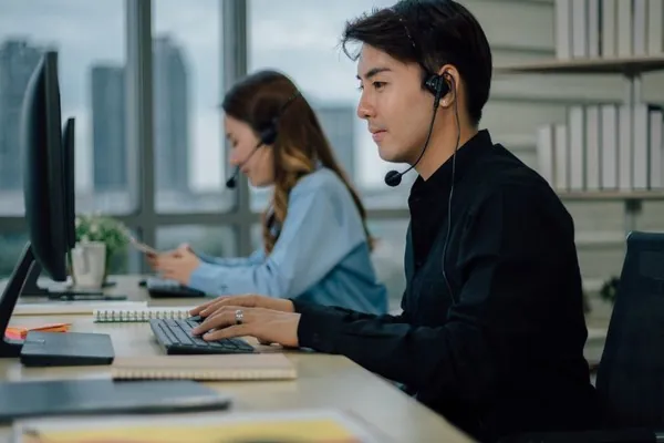 Người chơi đang vui vẻ sử dụng nền tảng Hm888 trên máy tính bảng, thể hiện trải nghiệm người dùng tích cực